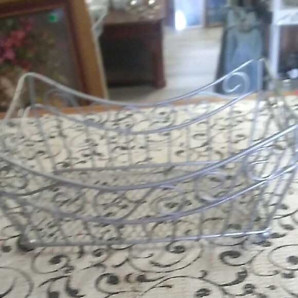 Elegant Gray Metal Wire Basket - Picture 4 of 8